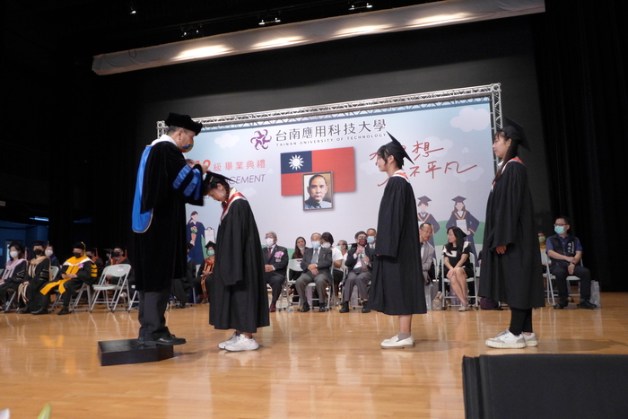 112級畢業典禮-校長為畢業同學撥穗圖片