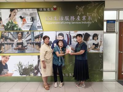 台南應用科大碩士畢業生鄭惠芬克服障礙 論文獲學位論文組最佳傳播獎