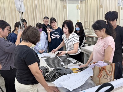 「女裝甲、乙級訓練班」服裝設計系鄢思宜老師在課堂上示範教學
