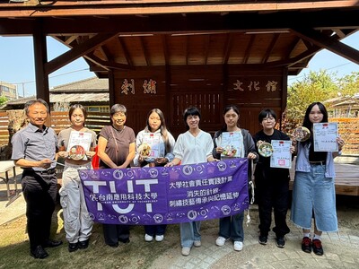 得獎學生與朴子市長吳品叡合影，右4朴子市長吳品叡，左1USR計畫協同主持人廖元民副教授，左3指導老師盧亨如助理教授