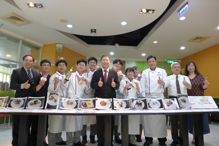 餐飲系2023泰國極限廚師挑戰賽  贏得1金8銀6銅2佳作2小金人獎圖片