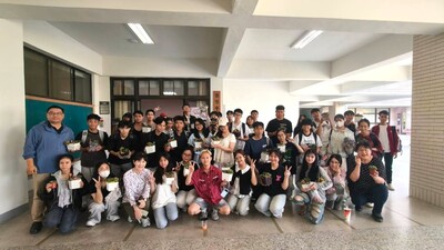境外學生與老師一起開心合影，共同留下花藝創作與華語交流的美好回憶