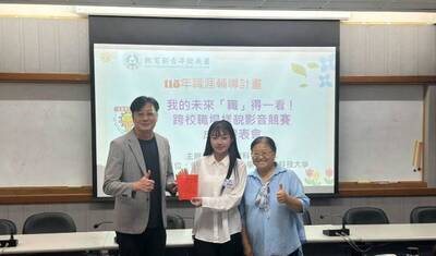 頒發獲獎林宣妤同學第一名獎金