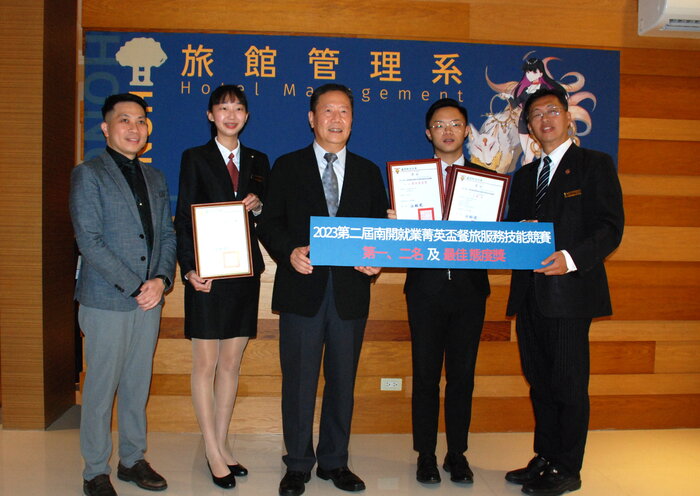 旅館系參加「就業菁英盃餐旅服務技能競賽」獲傳統單人競速整床大專院校組冠軍、亞軍及最佳態度獎圖片