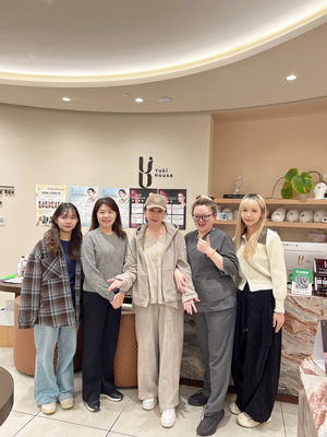 美容機構代表與師生合影