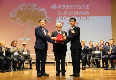 南應大新任校長許和捷(右起)在董事長黃基正監交下,從代理校長劉修祥手中接下印信