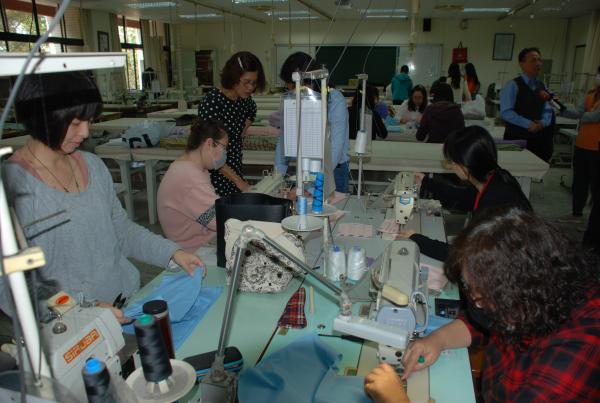 台南應大服設系自製布套型口罩 送至日照中心與育幼院圖片